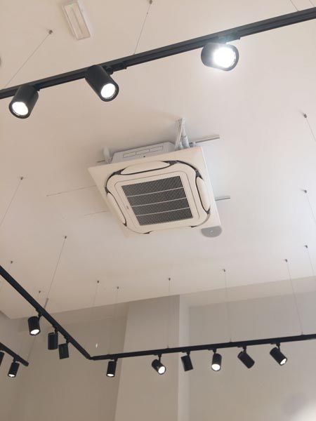 Equipo de climatización instalado en techo